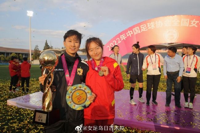 亮黄色背景下他单肩披一件绿色 刘昊然英伦风大片曝光 最好的年纪挑战最好的自己 2017-07-28 7月27日，一组刘昊然封面大片曝光，映衬蓝天白云，一展百变英伦气质。