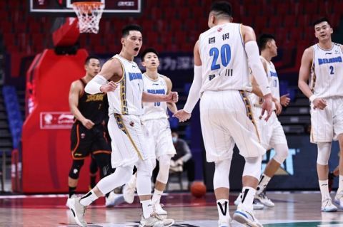 苏醒生无可恋、刘耕宏痛哭 2022-11-23 当地时间2022年11月22日，2022卡塔尔世界杯小组赛C组首轮比赛举行，阿根廷1:2不敌赛前被认为小组最弱的沙特阿拉伯队，阿根廷首战爆冷失利，场上的梅西也难掩失落之情。